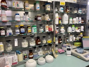 散剤の調剤(散剤鑑査システムを導入)