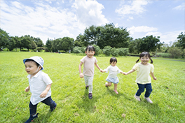 お天気の日はお散歩へ